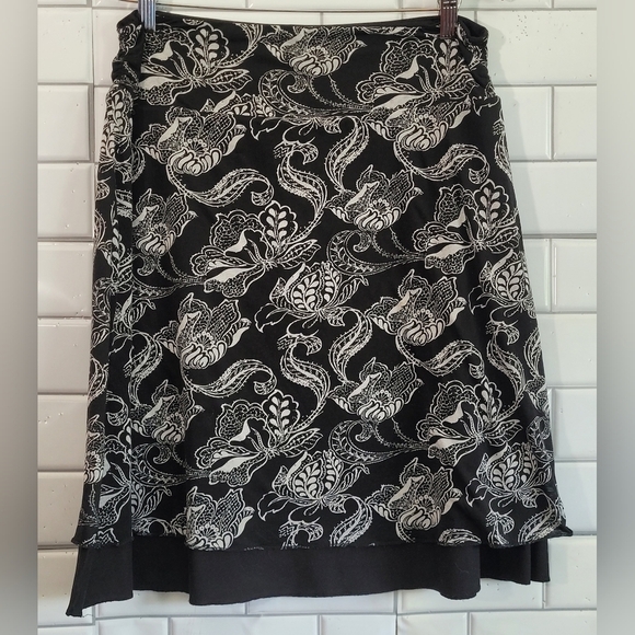 Ladies Reversible Jersey Knit Pull On Skirt  Color Black | Black And White Print - Picture 1 of 4